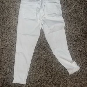 White Levi’s ankle skinny jeans
